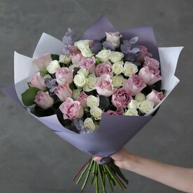 Букет из кустовой розы с эвкалиптом