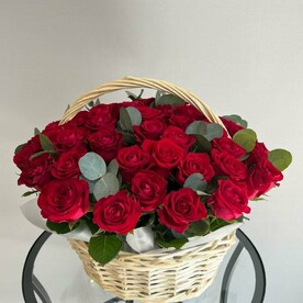Шикарная корзина с красной розой и эвкалиптом
