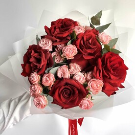 Авторский букет из французской и кустовой розы с эвкалиптом