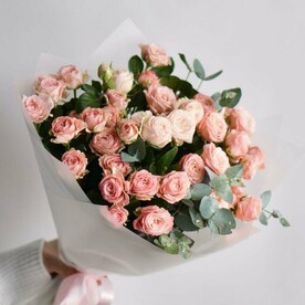 Монобукет из кустовой розы Мадам Бомбастик и эвкалипта, 9 веток