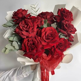 Моно букет из Француской красной розы и эвкалипта