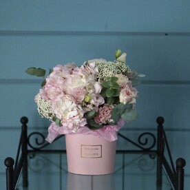 Композиция "Суфле" из гортензии и эустомы с ароматным озатамнусом