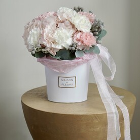 Нежная композиция из ароматных диантусов, гортензии, брунии и эвкалипта