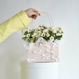 Сумочка из белой хризантемы