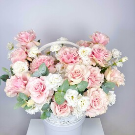 Корзина из розовой французской розы Мондиаль, нежной белой эустомы с ароматным эвкалиптом