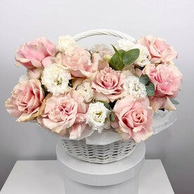 Корзина из розовой французской розы Мондиаль, нежной белой эустомы с ароматным эвкалиптом