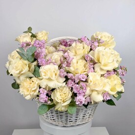 Корзина из цветов, белая французская роза Эквадор, нежная маттиола, ароматный эвкалипт