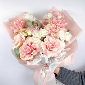 Авторский букет с розовой французской розой, нежной эустомой и ароматным эвкалиптом