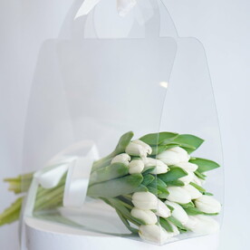 Монобукет из белых тюльпанов в сумочке