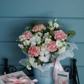 Нежная коробка с ароматными диантусами, маттиолой, хлопком и эвкалптом