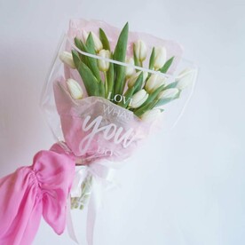 Тюльпаны белые в дизайнерской упаковке