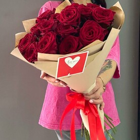 15 красных роз в крафте