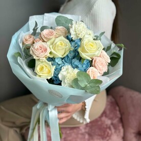 Букет с гортензией и розами «Воздушный поцелуй»