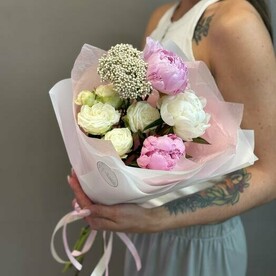 Пионы и розы в букете « Розовый пломбир»