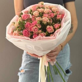 Кустовые розы 7 штук в букете