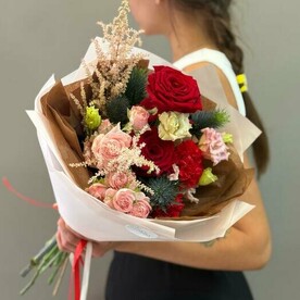 Розы и эустома в букете в красных оттенках