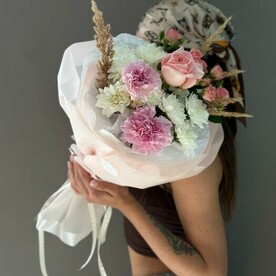 Розы,хризантема и диантусы в букете «Утренняя нежность»