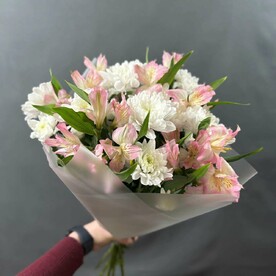 Сборный букет с хризантемой