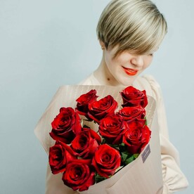 Букет 11 красных премиум роз в упаковке