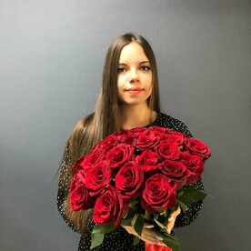 29 красных роз премиум-класса сорта Explorer (Эквадор) в ленту.