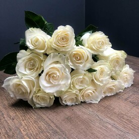 15 белых роз премиум-класса сорта Mondial (Эквадор) в ленту.