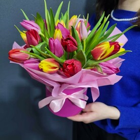 Композиция из 29 тюльпанов в шляпной коробке