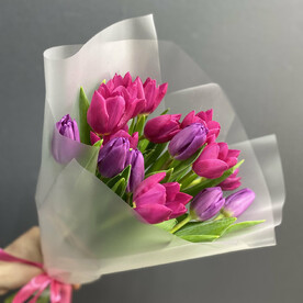 Букет из 15 тюльпанов в упаковке
