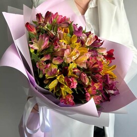 Моно-букет из альстромерий розово-зеленая палитра