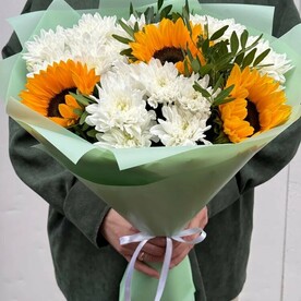 Букет из подсолнухов и хризантем с фисташкой Солнечное настроение