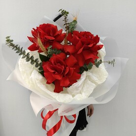 Алая французская роза