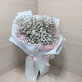 Букет с белой гипсофилой