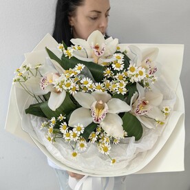 Букет из белой орхидеи и танацетума