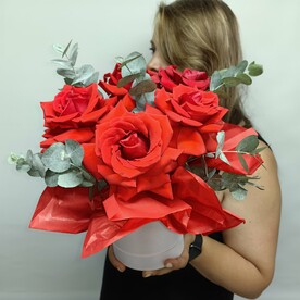 Алые французские розы в коробке