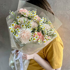 Летний дуо букет из диантусов и ромашек