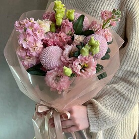 Ажурный нежный букет с ароматной маттиолой и стойкой хризантемой