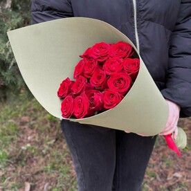15 красных роз в стильной упаковке