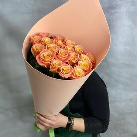 Букет из 19 персиковых роз