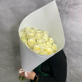 Букет из 19 белых роз