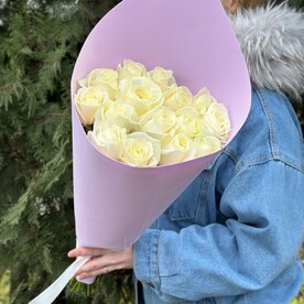 15 белых роз в стильной упаковке