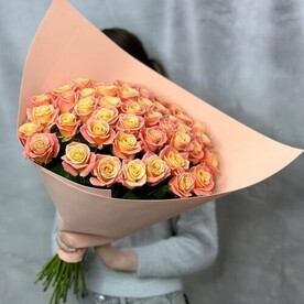 Букет из 45 персиковых роз