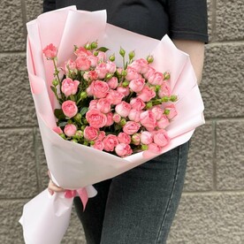 Букет из 15 розовых кустовых роз