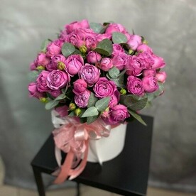 Пионовидные розы с эвкалиптом в коробке