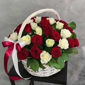 Корзина из 51 розы микс