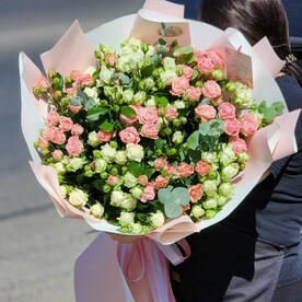 Воздушный букет из кустовых роз