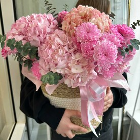 Корзина с гортензией и хризантемой