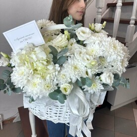 Белоснежная корзина с гортензией хризантемой и лизиантусом