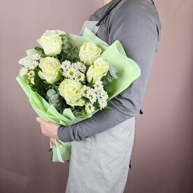 Букет из белых роз, эвкалипта и ромашек (хризантем Сантини)