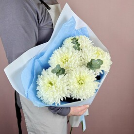 Монобукет из хризантем с эвкалиптом