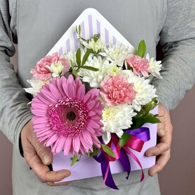 Коробка-конверт с хризантемами, диантусами и розовой герберой