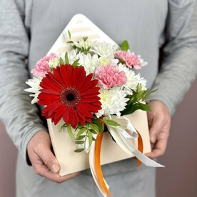 Коробка-конверт с хризантемами, диантусами и  красной герберой